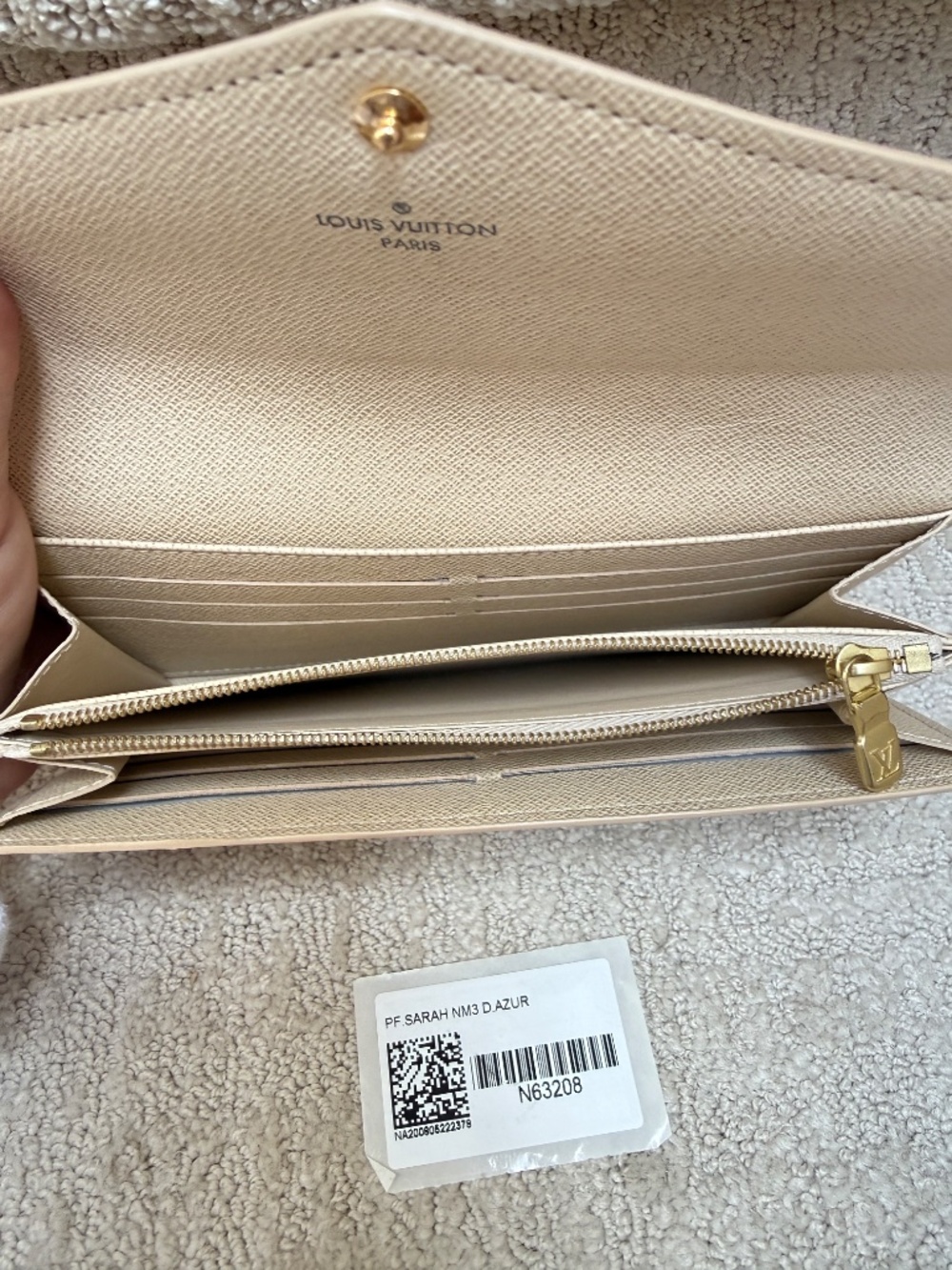 Louis Vuitton Sarah Wallet in Damier Azur - Picture 4 of 9